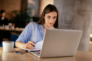 a student using her focus skills as she works on her assignment (how to focus with ADHD)